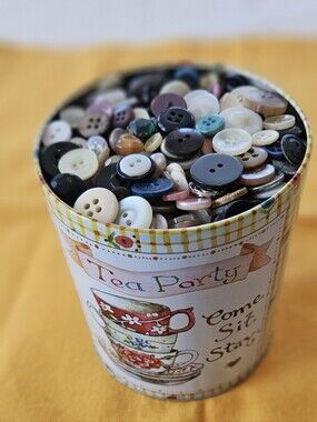Buttons In Susan Branch Tin